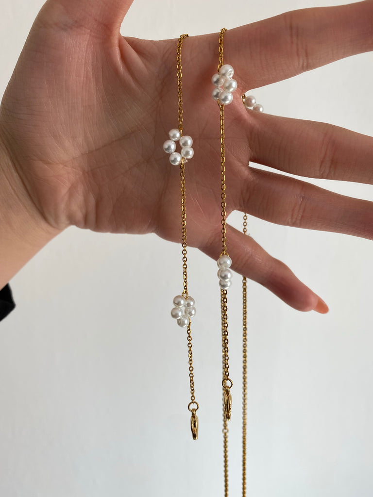 Cadena cubrebocas flores de perlas