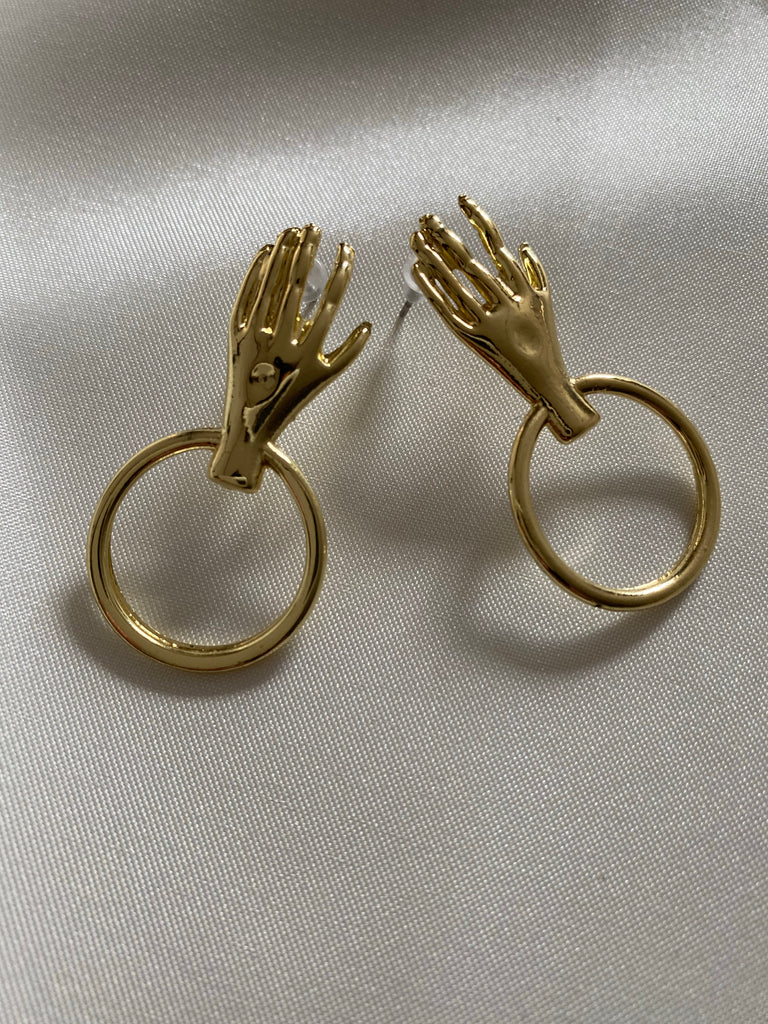 Aretes hands gold