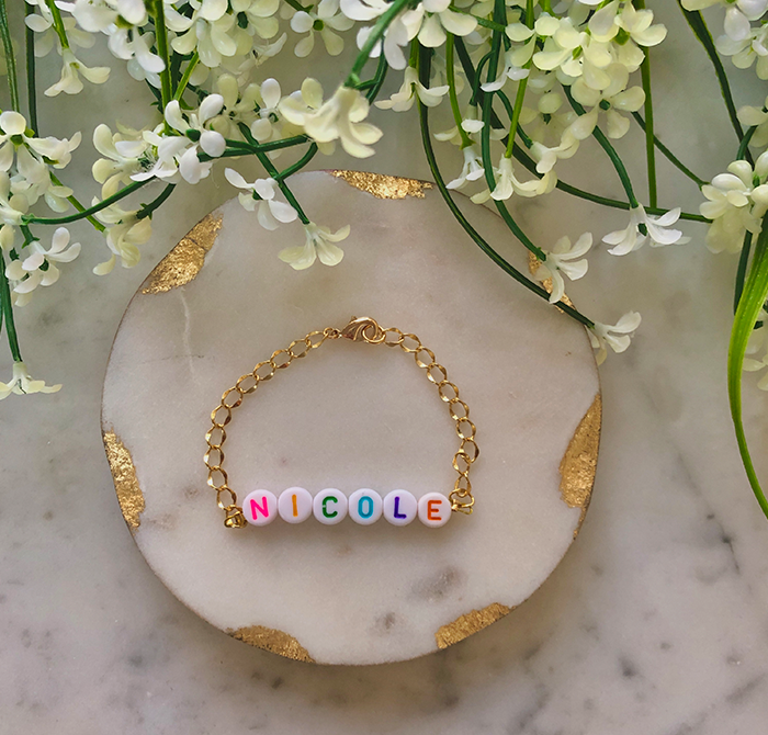 Pulsera beads blancas letras de colores